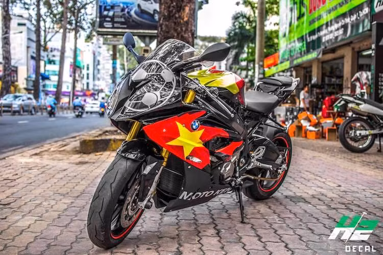 Thường được gọi với "nick name" Minh Minh, Tường Vy còn được giới biker biết đến với "danh xưng" nữ biker Iron Man khi cô thường xuất hiện với chiếc mũ bảo hiểm trang trí theo phong cách siêu anh hùng Người Sắt, và cũng từng dán tem cho chiếc xe kiểu Iron Man. Trước khi "cầm cương" S1000RR, cô đã làm quen với xe côn tay bằng chiếc Yamaha Exciter.