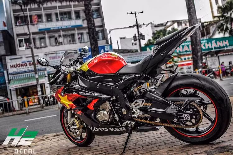 Với chiếc môtô PKL S1000RR độ nổi bật và vẻ ngoài xinh đẹp, Tường Vy đã gây sự chú ý của cộng đồng mạng khi xuất hiện tại sân Thống Nhất trong trận đấu giữa U23 Việt Nam và U23 Malaysia.