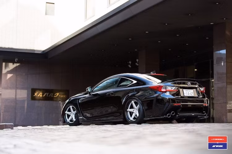 Ở hai bên thân xe, RC-F có vè trước với khe khuếch tán gió, cùng dè bên khí động học. Kiểu dáng thanh lịch nguyên bản của một chiếc RC thông thường không có nhiều thay đổi khi nhìn từ hai bên.