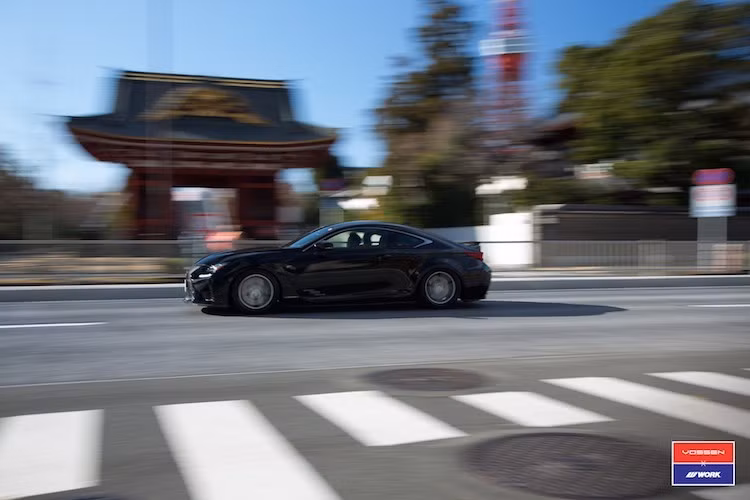 Với động cơ mạnh mẽ, Lexus RC-F chỉ mất 4,3 giây để đạt 0-100 km/h và tốc độ tối đa 275 km/h dù có trọng lượng lên tới 1,8 tấn. Tại Mỹ, giá khởi điểm của một chiếc RC-F lên tới 63.325 USD (tương đương 1,43 tỷ đồng).