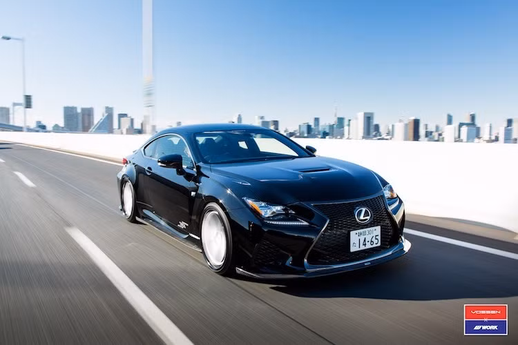 Bên dưới nắp ca-pô của RC-F là động cơ V8 5.0l nạp khí tự nhiên giống như chiếc sedan IS-F trước đây, đạt công suất tối đa 467 mã lực và mô-men xoắn cực đại 527 Nm. Sức mạnh được truyền tới trục sau thông qua hộp số tự động 8 cấp với khả năng chuyển số bằng tay.