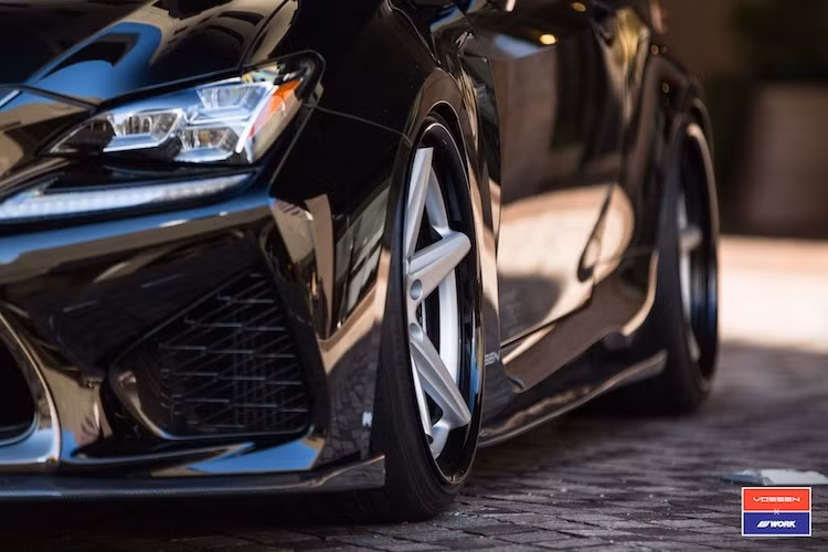 Để có được bộ mâm này, chủ xe đã phải "thửa riêng" với Vossen với phần cánh hình sao sơn màu bạc và lòng mâm đen bóng trùng màu thân xe. Kết thúc những thay đổi của xe là hệ thống treo khí thể thao có khả năng điều chỉnh độ cao tùy ý.