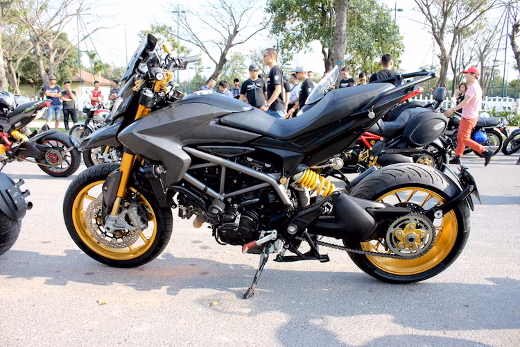 Một chiếc Ducati Hypermotard được người chơi độ lại với dàn bỏ bằng sợi carbon, cặp mâm vàng Carrozzeria V-Track nổi bật và một loạt các món "đồ chơi" khác.