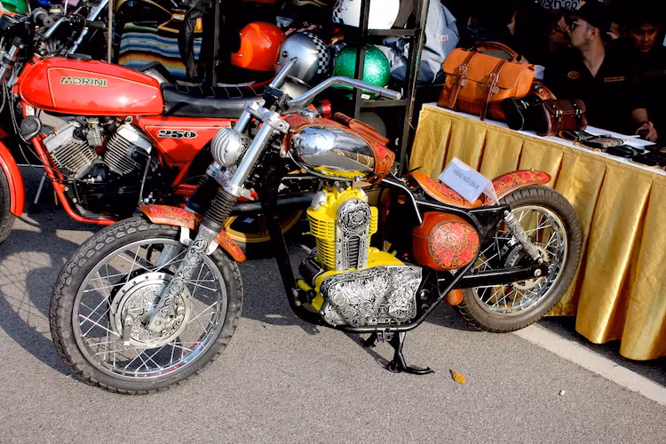 Một chiếc Kawasaki Estrella trưng bày tại một gian hàng bán đồ da đã được biến thành tác phẩm nghệ thuật thực thụ theo phong cách bobber. Các chi tiết kim loại như moay-ơ, lốc máy... đã được điêu khắc các họa tiết một cách tinh xảo, trong khi ốp bên cùng yên và dè sau được bọc da chạm trổ.