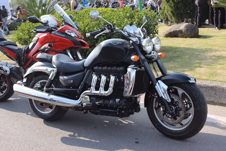 Chiếc cruiser có dung tích lớn nhất trong lịch sử hãng xe Triumph - Rocker II với động cơ 3 xi-lanh thẳng hàng dung tích lên tới 2294 cc. Mẫu xe này từng một thời giữ danh hiệu Môtô sản xuất hàng loạt với động cơ lớn nhất.