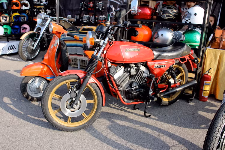 Mẫu xe môtô thuộc hàng "siêu hiếm" tại Việt Nam Moto Morini 250 2C Twin từ thập niên 80 của Thế kỷ 20. Xe được trang bị động cơ 4 kỳ nạp khí tự nhiên V-Twin OHV 2 van với dung tích 239,4 cc, cho công suất tối đa 24 mã lực.