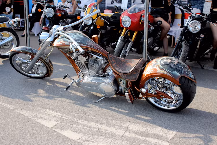 Mẫu môtô độ chopper Big Bear Choppers Athena nằm tại gian hàng Đức Quảng Ngãi này không chỉ là chiếc xe độc nhất Việt Nam mà còn "có một không hai" trên Thế giới khi sở hữu những hình vẽ airbrush tinh xảo và được "thửa riêng" hoàn toàn.