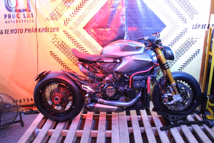 Chiếc superbiker Ducati 1199 Panigale S được trưng bày tại gian hàng Phúc Lai đã được một người chơi xe tại Hà Nội tháo bỏ hoàn toàn dàn quây và độ bánh căm Kineo, tạo thành dáng cafe racer "lai" streetfighter đầy mạnh mẽ.