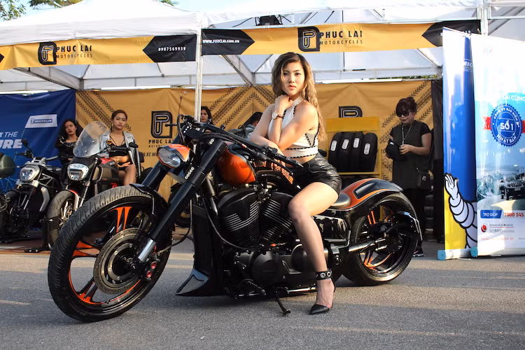 Người đẹp Việt gợi cảm "khoe dáng" cùng xế độ Hardcore Chopper từ Honda VTX1300 2008. Điểm nổi bật của bản độ này là 100% phụ tùng được nhập về từ nước ngoài, bánh sau cực lớn và hệ thống giảm xóc khí có thể điều chỉnh độ cao ở phía sau.