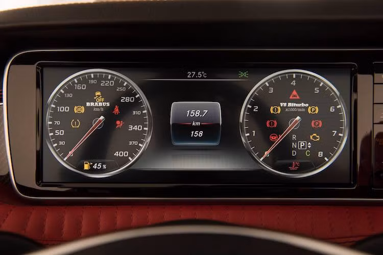 Không chỉ dừng lại ở ngoại thất, Brabus còn đưa ra nhiều tùy chọn nâng cấp nội thất cho S63 AMG Cabriolet, bao gồm các chi tiết ốp nhôm và sợi carbon cùng bảng đồng hồ mở giới hạn tốc độ tối đa lên tới 400 km/h. Khách hàng đương nhiên có thể đặt hàng riêng nội thất theo ý muốn.