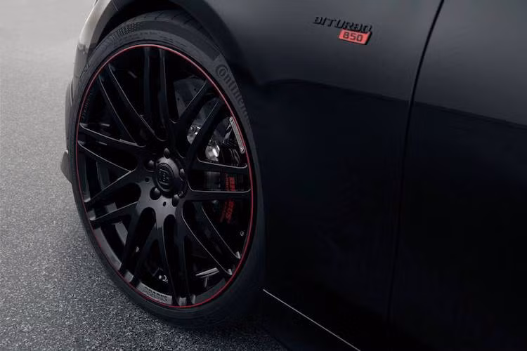 Sau đó, hãng đã lắp cho chiếc xe 2 tăng áp lớn hơn kèm hệ thống xả thể thao đặc biệt có khả năng điều chỉnh tiếng ồn qua van bướm. Brabus thậm chí còn mạ vàng cổ hút của xe để tản nhiệt tốt hơn, giúp khí nạp vào động cơ lạnh nhất có thể. Hệ thống phun nhiên liệu điện tử của xe cũng đã được cải tiến.