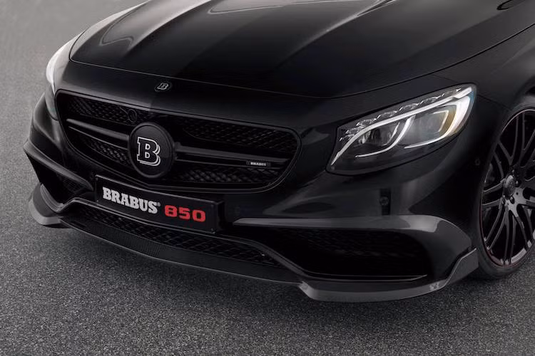 Do S63 AMG Cabriolet vốn đã có ngoại hình rất hấp dẫn nên với phiên bản 850 6.0 Biturbo Cabrio dành cho dòng xe, Brabus chỉ bổ sung thêm gói khí động học bằng sợi carbon, bắt đầu với cánh chia gió gắn dưới cản trước nguyên bản của xe.