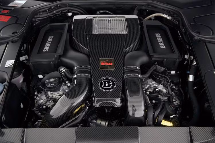Trên bản độ 850 6.0 Biturbo Cabrio này, khối động cơ V8 tăng áp kép nguyên bản của S63 AMG đã được Brabus nâng công suất từ 5.4 lên 5.9 lít bằng cách thay trục khuỷu với chu kỳ dài hơn, doa nòng 8 xi-lanh, thay piston, tay biên cùng nắp xi-lanh.