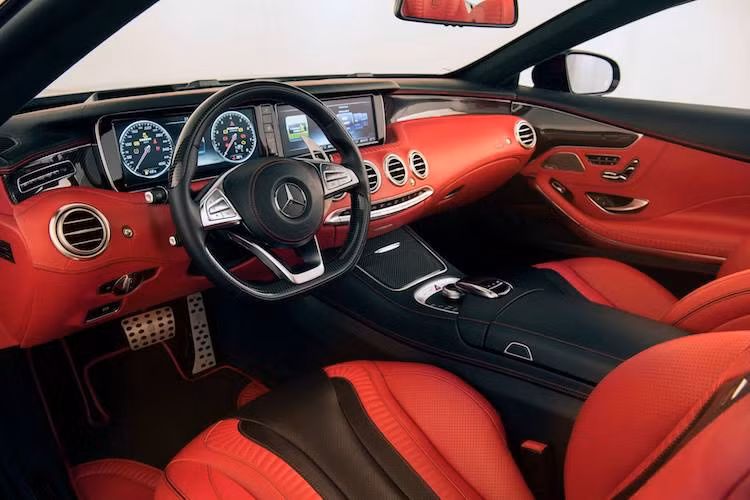 Với chiếc 850 Biturbo Cabrio này, Brabus đã thể hiện trình độ của mình qua nội thất được bọc hoàn toàn trong da Mastik cao cấp cùng bề mặt ghế được chần thành từng phần đẹp mắt. Với tông màu đỏ nổi bật, nội thất của xe tạo sự tương phản với ngoại thất màu đen bóng.