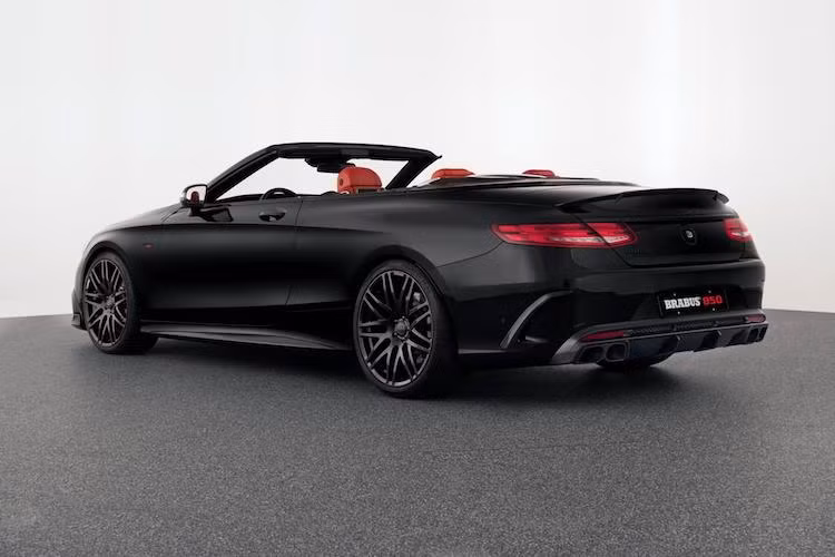 Ở phía sau, chiếc S63 AMG Cabriolet cũng đã được hãng độ Brabus trang bị cho cánh khuếch tán bằng sợi carbon gắn dưới cản sau. Một số chi tiết khác trên thân xe cũng làm từ sợi carbon phủ sơn bóng trong suốt như gương chiếu hậu.