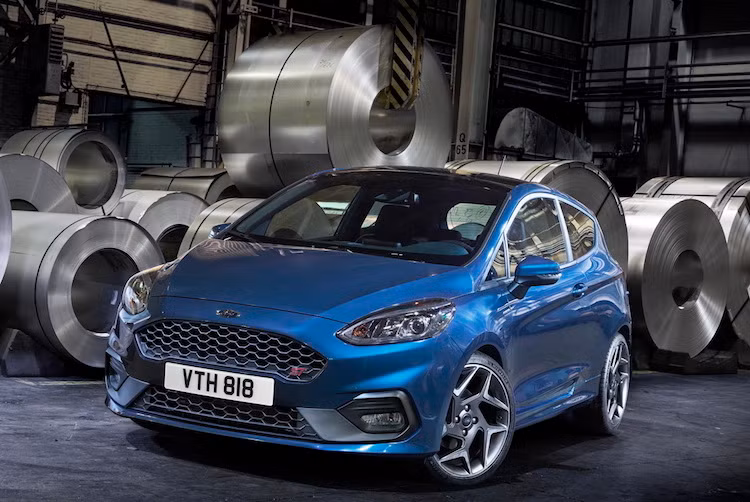 Trên thế hệ Fiesta ST mới, Ford đã trang bị cho chiếc xe động cơ EcoBoost 1.5l 3 xi-lanh thẳng hàng với công suất 197 mã lực và mô-men xoắn cực đại 290 Nm, giúp chiếc xe có thể tăng tốc từ 0-100 km/h trong 6,7 giây - nhanh hơn phiên bản cũ 0,2 giây.