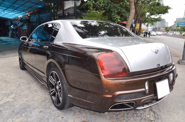 Dọc theo thân xe, xưởng độ Việt cũng chế cho Continental Flying Spur bộ nẹp nằm bên dưới các cửa bên. Ở phía sau, chiếc xe cũng được chế cản hậu theo phong cách Wald Black Bison, nhưng có cặp chụp ống xả đơn với kích thước lớn thay vì ống xả kép như nguyên mẫu của người Nhật.