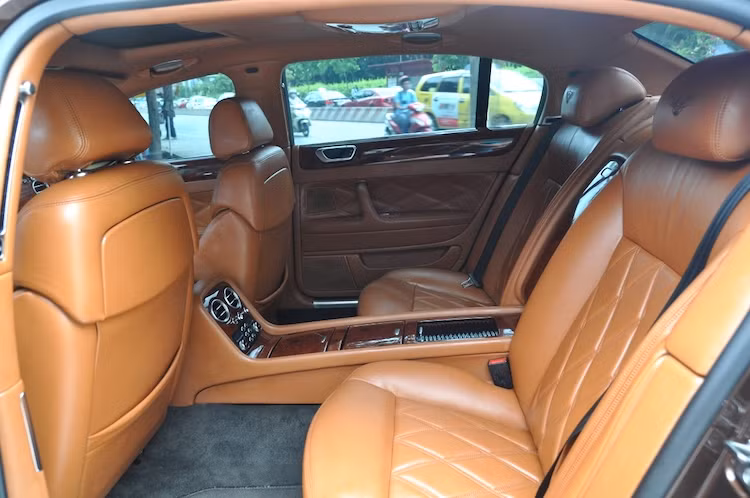 Hệ thống điện của xe sau 10 năm sử dụng cũng có nhiều hỏng hóc, chính vì vậy garage đã phải phục chế lại với phụ tùng chính hãng. Hàng ghế sau của xe có không gian rộng rãi cho các "VIP", tuy không có tùy chọn hệ thống thông tin giải trí độc lập cho ghế sau như nhiều chiếc Bentley khác tại Việt Nam.