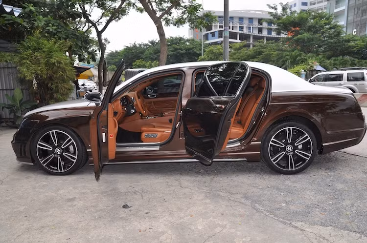 Flying Spur được trang bị khối động cơ 6 lít W12 tăng áp kép, công suất 616 mã lực tại vòng tua máy 6.000 v/p và mô-men xoắn cực đại 800 Nm tại vòng tua máy 2.000 v/p. Hộp số 6 cấp tự động ZF kết hợp với hệ dẫn động 4 bánh toàn thời gian.