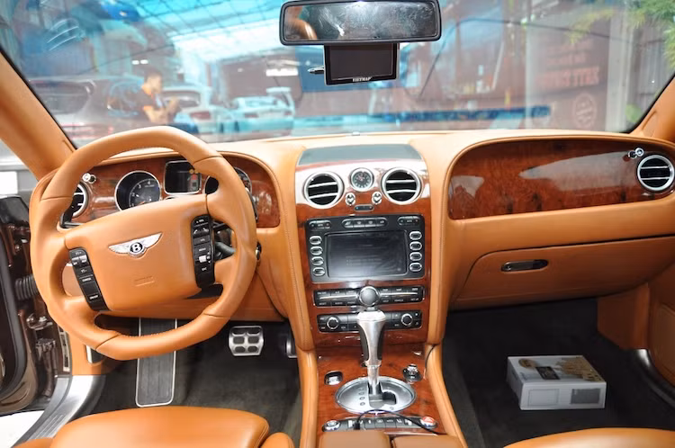 Bên cạnh việc làm mới lại nội thất, chiếc xe cũng có điểm nhấn là vành vô-lăng được thay mới với kiểu dáng góc cạnh, khỏe khoắn và ôm tay người lái hơn. Ra đời được cả thập kỷ nhưng các trang bị bên trong Continental Flying Spur vẫn khá cao cấp và hiện đại, không quá "lạc hậu" so với những mẫu xe ngày nay.