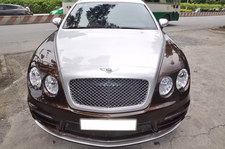 Những chiếc Continental Flying Spur thế hệ đầu tiên hiện đã được khoảng 10 năm tuổi và có giá bán lại rẻ hơn. Chính vì vậy, nhiều chủ xe đã "mạnh dạn" làm mới lại Continental Flying Spur. Mới đây nhất, một gara tại Sài Gòn đã hoàn thành một bản độ Continental Flying Spur đời 2006-2007, khiến chiếc xe siêu sang này trở nên "tân thời" hơn.