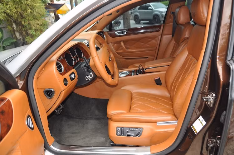 Trải qua 10 năm sử dụng, nội thất của chiếc Continental Flying Spur đã có nhiều chi tiết lão hóa cùng những bề mặt da có dấu hiệu nhăn nhúm. Chính vì vậy, chiếc xe đã được garage "dọn" lại nội thất bằng cách thay thế các chi tiết cũ với những linh kiện mới chính hãng, căng lại bề mặt da, đánh bóng ốp gỗ...