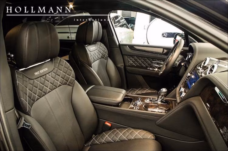 Những thay đổi bên trong nội thất của xe bao gồm bộ pedal thể thao mới bằng nhôm, những tấm thảm lót sàn khâu thủ công và toàn bộ các ghế ngồi được bọc lại trong da thượng hạng chần chỉ vân con thoi tinh tế.