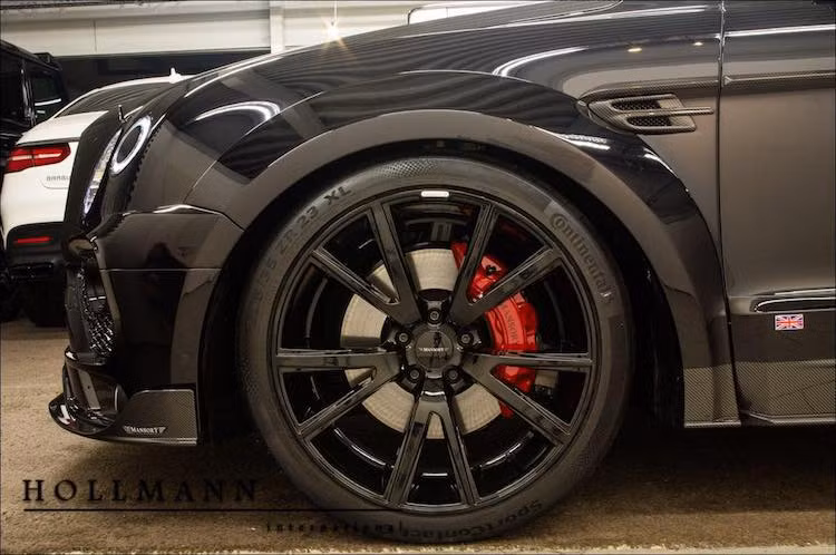 Giống như nhiều bản độ khác, Mansory không công bố chính xác mức giá cho gói độ full Bentley Bentayga của mình. Tuy nhiên nhiều khả năng sau khi cộng cả giá xe "zin", mỗi chiếc siêu SUV Bentayga do hãng độ lại có thể dễ dàng lên tới con số hơn 500.000 USD.