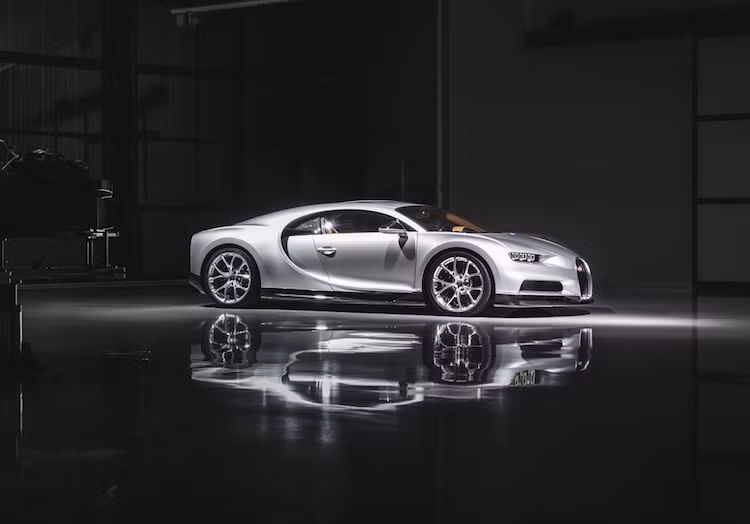 Được giới thiệu vào năm ngoái nhằm thay thế cho "vua tốc độ" một thời Veyron, siêu xe Bugatti Veyron đã bắt đầu được sản xuất hàng loạt để giao tới tay các "đại gia". Với 12 chiếc Chiron đầu tiên hiện đang được sản xuất, Bugatti đã lần đầu hé lộ về quá trình để tạo ra "vua tốc độ" mới này.
