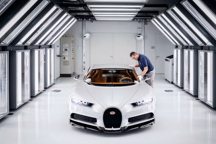 Vua tốc độ Bugatti Chiron hoàn thiện tiếp tục được đẩy vào trong một phòng sáng để kiểm tra lần cuối cùng. Khi mọi quản lý ở 12 khâu trong dây chuyền lắp ráp Chiron đều xác nhận chất lượng của một chiếc xe, nó mới chính thức được xuất xưởng và sẵn sàng giao tới tay khách hàng.