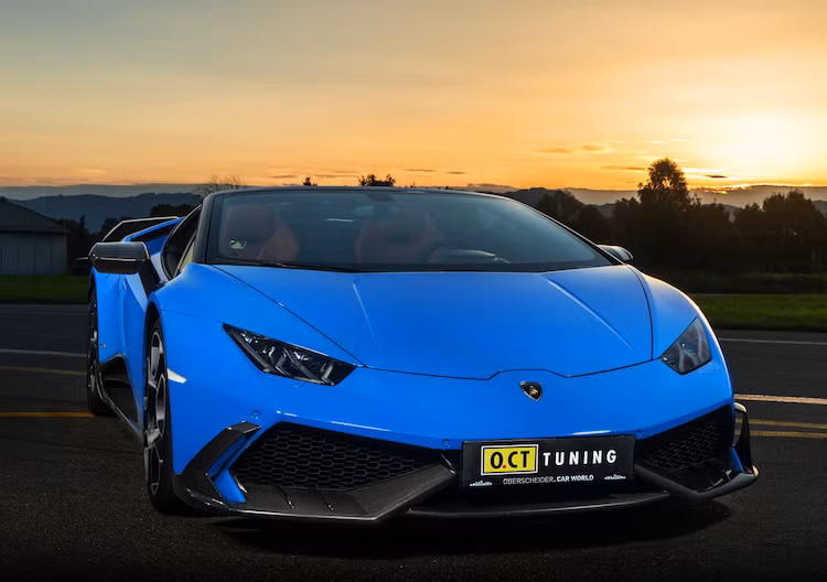 Với gói độ mới nhất dành cho Huracan Spyder, O.CT Tuning đã trang bị cho xe gói khí động học mới kèm nâng cấp động cơ. Ở phía trước, hãng đã giữ lại cản trước nguyên bản của Huracan, chỉ bổ sung thêm cánh chia gió bằng sợi carbon bên dưới và hai bên theo phong cách của phiên bản Lamborghini Aventador J "có một không hai".
