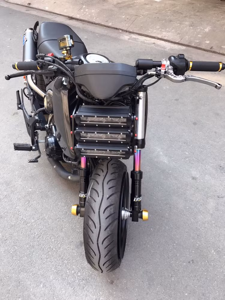 Thuộc sở hữu của một biker khá nổi tiếng tại Sài Gòn với bộ sưu tập gồm các "thành viên" như BMW S1000RR, Honda Valkyrie Rune hay Yamaha Exciter 135 độ mâm Rotobox, chiếc MSX125 này đã được hạ gầm cực thấp nhờ có cặp phuộc USD trước của hãng RRGS. Phần đầu nguyên bản của MSX được thay bằng dàn đèn LED 3 tầng cho ánh sáng cực mạnh.