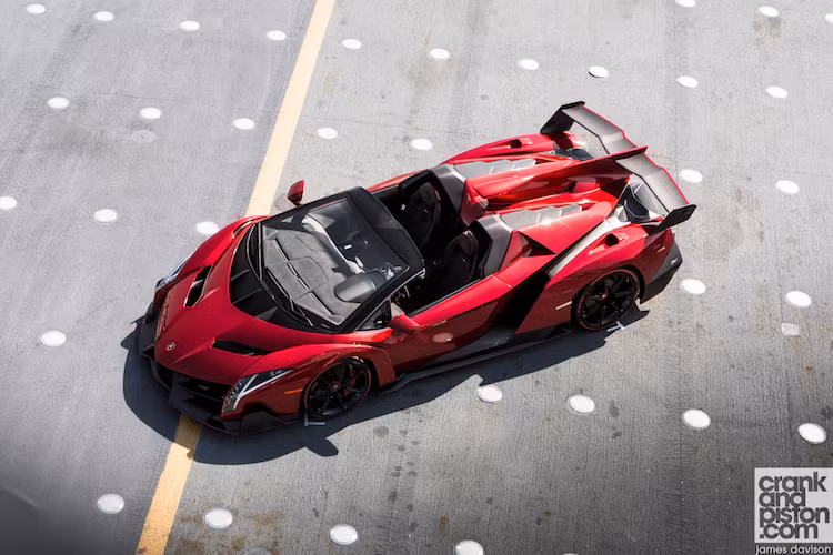 Trong khi đó, khối động cơ 6.5l V12 nguyên bản của Aventador cũng đã được nâng cấp trên Veneno, đạt công suất 739 mã lực. Chỉ có 3 chiếc Veneno phiên bản mui kín được sản xuất và sau đó, 9 chiếc Veneno Roadster mui trần nữa đã được Lamborghini ra mắt chỉ vài tháng sau đó. Mỗi chiếc Veneno đều có giá hơn 3 triệu USD.