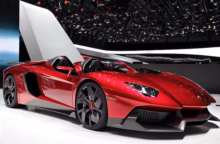 Mở đầu cho loạt siêu xe Lamborghini Aventador "hàng khủng" từng được tạo ra phải kể đến chiếc Aventador J, được ra mắt lần đầu vào năm 2012 tại triển lãm Geneva. So với Aventador, Aventador J được trang bị bodykit hoàn toàn khác biệt và cánh đuôi bằng sợi carbon ở phía sau.
