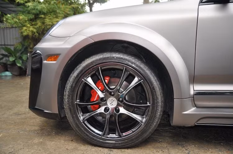 Nằm ở hai bên thân xe, các vòm bánh trên Cayenne cũng được nới rộng nhờ bộ widebody. Bộ mâm 5 cánh kép nguyên bản của Cayenne GTS được giữ nguyên, nhưng sơn lại màu đen mờ "hầm hố" hơn và lắp thêm thớt kê (spacer) với độ dày 4 cm ở bánh trước và 6 cm ở bánh sau để vừa với thân xe rộng hơn.