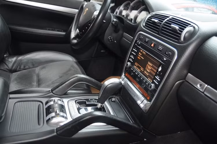 Ở bên trong nội thất, nội thất 8 năm tuổi của xe Cayenne GTS độ được làm mới lại bằng cách phục hồi các bề mặt bọc da, đồng thời sơn chrome lại toàn bộ các chi tiết ốp trang trí bên trong nội thất. Các trang bị tiện nghi nguyên bản của xe đã được giữ nguyên do vốn khá cao cấp.