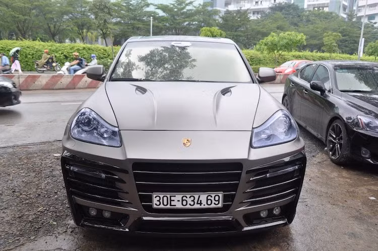 Tuy nhiên để khiến chiếc Cayenne GTS của mình không "đụng hàng" với những chiếc xe khác tại Việt Nam, một chủ xe tại Sài Gòn đã "chi đậm" để độ lại mẫu SUV hạng sang này, với điểm nhấn là bộ widebody nhập từ Ba Lan. Trong đó, "bộ mặt" của chiếc xe đã được thay đổi bởi cản trước góc cạnh với các khe gió lớn cùng nắp ca-pô dập gân nổi với các khe gió thể thao.