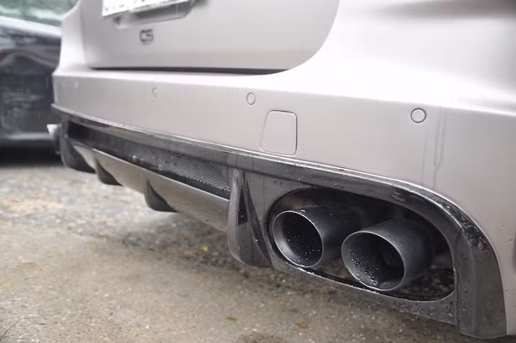 Khối động cơ 4.8l V8 nạp khí tự nhiên với công suất 405 PS nguyên bản của Cayenne GTS không có sự thay đổi nào. Tuy nhiên hệ thống xả nguyên bản của xe đã được những người thợ Việt độ lại bằng cách thay đổi đường đi của khí xả, chỉnh sửa lại bộ lọc khí thải, thay chụp pô, cân bằng tỉ lệ xăng-gió... để đem tới âm thanh ấn tượng hơn.