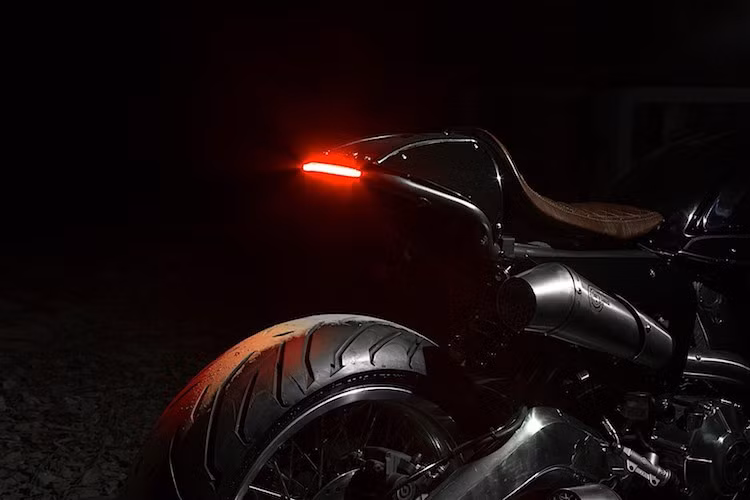 Sử dụng cặp pô Termignoni với kiểu dáng cổ điển, một chiếc pô được đặt ngay dưới yên xe trong khi chiếc còn lại nằm gần gắp. Cả 2 pô xe đều có lưới chắn chống đá văng theo phong cách xe đua. Kết thúc bản độ là phần đuôi cafe racer với đèn LED tích hợp và yên bọc da nâu đầy phong trần.