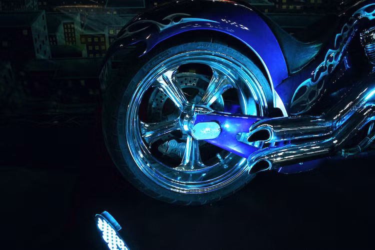 Khí thải động cơ được dẫn qua cặp pô Vance &amp; Hines "hàng thửa" ở phía bên phải xe, với âm lượng cực lớn và uy lực. Ở phía sau, chiếc xe sở hữu mâm đường kính 18 inch với bản siêu rộng, có thể lắp được chiếc lốp "béo" có kích thước lên tới 240/40/18.