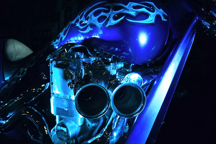 Chưa dừng lại ở đó, động cơ S&amp;S còn tiếp tục được hãng Morro's American Iron ở Corona, California độ lại với bưởng côn hở và đặc biệt là lắp thêm một bộ siêu nạp "khủng" dẫn động bằng bánh răng ở bên phải thân máy, với họng gió "khổng lồ" đúng chất những mẫu xe hơi "cơ bắp" Mỹ.