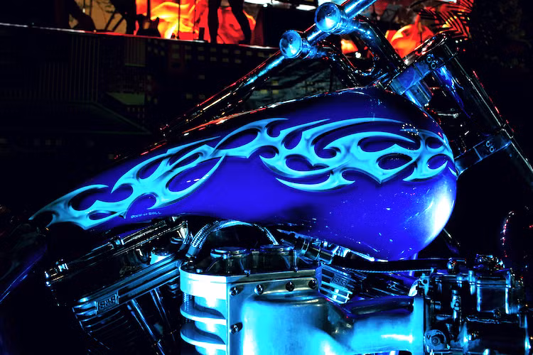 Một trong những điểm nổi bật nhất của chiếc Big Dog Custom One "độc nhất vô nhị" này đó là toàn bộ thân xe được sơn airbrush nghệ thuật. Trên nền sơn màu xanh dương, những họa tiết hình tribal như đúc từ thép được vẽ ở hai bên bình xăng và dè trước sau. Riêng phần trên bình xăng xe còn có hình ảnh đầu lâu quỷ đầy ma mị.