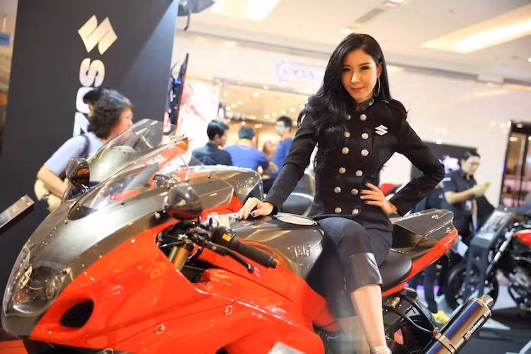 Ngoài ra, BMF 2017 cũng không thể vắng mặt những "bóng hồng" xinh đẹp, và họ càng trở nên hấp dẫn hơn khi "so dáng" cùng những mẫu xe "kịch độc". Trong ảnh là một người đẹp tại khu trưng bày Suzuki trên chiếc Yoshimura X-1 - mẫu siêu môtô được hãng pô Yoshimura tạo ra dựa trên "thần gió" Hayabusa.