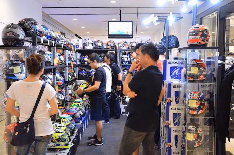 Các hãng phụ kiện và phụ tùng cũng chọn BMF làm nơi trưng bày các sản phẩm của mình. Đặc biệt, những biker thích "săn hàng" giá rẻ sẽ cực kỳ thích thú với BMF 2017 khi hàng loạt những chương trình khuyến mại, giảm giá hấp dẫn đã được đưa ra, không chỉ từ khối các gian hàng phụ trợ mà còn từ chính các hãng xe với những mẫu môtô khác nhau.