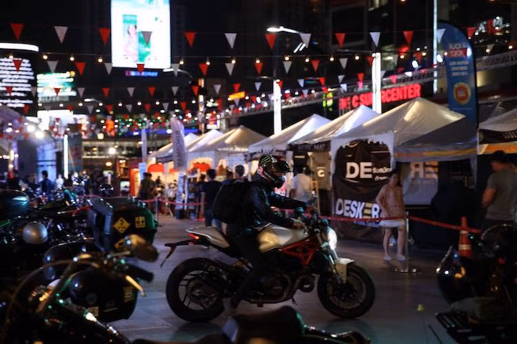 Ngoài ra, buổi tối ở lễ hội cũng là thời điểm các hội nhóm chơi xe họp mặt nhau tại "vườn bia" dựng bên ngoài trung tâm Central World.