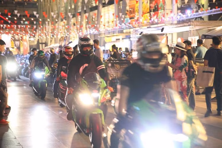 Cùng với "nhạc sống", các biker có thể sống trong một bầu không khí lễ hội đầy vui vẻ và thân thiện, không còn rào cản để có những giờ phút đáng nhớ bên nhau.