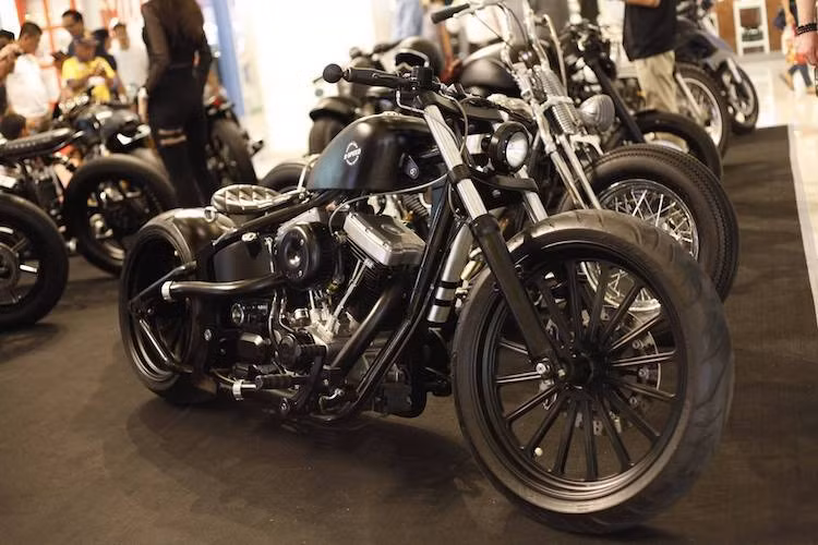 Đương nhiên, một lễ hội quy mô như BMF 2017 không thể thiếu vắng sự góp mặt của các xưởng độ xe tới từ khắp Thái Lan, với các tác phẩm xe môtô độ đầy hấp dẫn. Hàng trăm mẫu xe độ tới từ các xưởng độ nổi tiếng của Thái Lan như K-Speed, Triple555... được bày "la liệt" tại trung tâm Central World khiến những người yêu xe phải "mỏi chân" mới thưởng lãm được hết chúng.