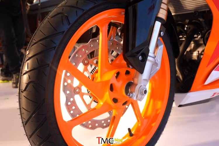 Không chỉ dừng lại ở thân xe, ngay cả bộ mâm trên CBR250RR cũng được sơn lại với màu cam sáng đặc trưng của đội Repsol. Chưa dừng lại ở đó, phiên bản đặc biệt mới này cũng đã có hàng loạt các nâng cấp theo phong cách xe đua.