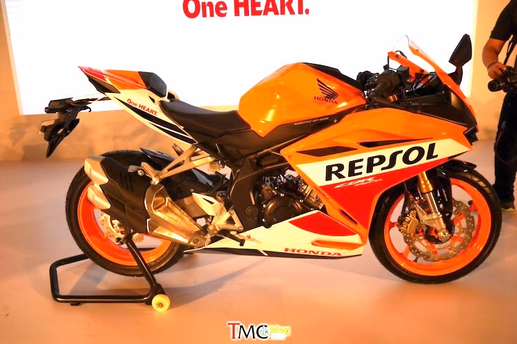 Ngoài những điểm khác biệt trên, CBR250RR Repsol có thiết kế và thông số kỹ thuật hoàn toàn giống các phiên bản bình thường. Treo trên bộ khung có kết cấu trellis bằng thép ống của xe là khối động cơ 2 xi-lanh thẳng hàng 249,7 cc DOHC 8 van mạnh 34,5 mã lực/28 Nm.