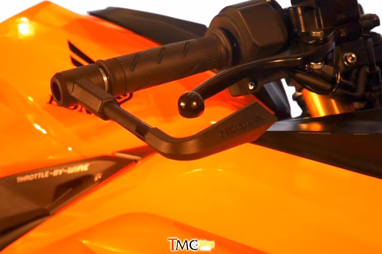 Đầu tiên, CBR250RR Repsol đã được hãng xe máy Honda trang bị thêm vòng bảo vệ tay phanh gắn ở gù bên tay ga. Đây là chi tiết lần đầu tiên xuất hiện trên phiên bản này và hiện chưa rõ Honda có định bán nó dưới dạng phụ kiện hay không.